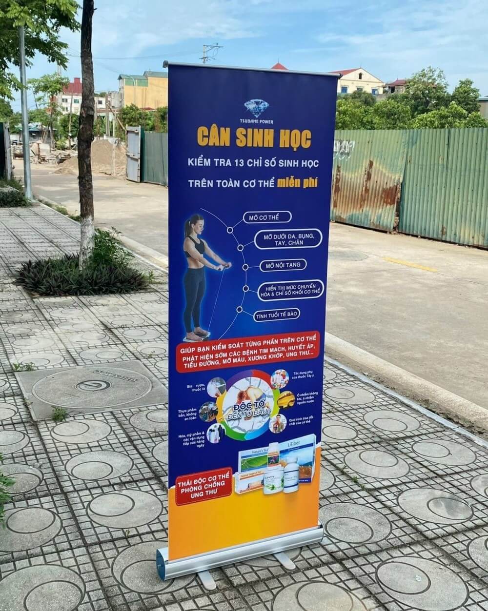 in standee quảng cáo khai trương
